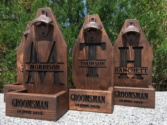 Personalizado personalizado de madera montado en la pared abrebotellas de cerveza para el regalo de novios de la boda
