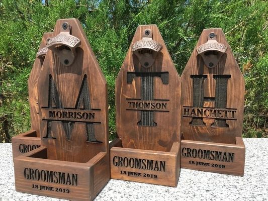Personalizado personalizado de madera montado en la pared abrebotellas de cerveza para el regalo de novios de la boda