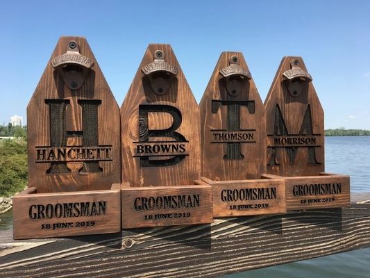 Personalizado personalizado de madera montado en la pared abrebotellas de cerveza para el regalo de novios de la boda