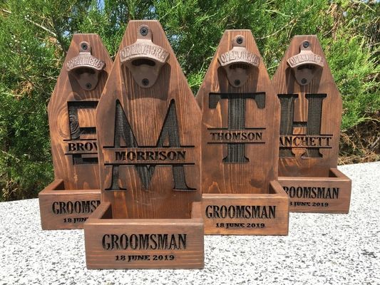 Personalizado personalizado de madera montado en la pared abrebotellas de cerveza para el regalo de novios de la boda