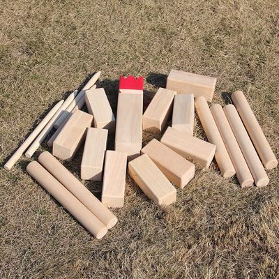 Lleve sus actividades al aire libre al siguiente nivel con el juego de madera dura Kubb Yard