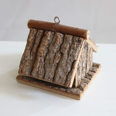 Casita de pájaros de madera impresa con tela de seda hecha a mano y respetuosa con el medio ambiente