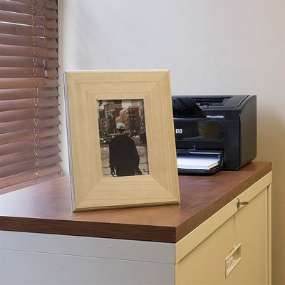Marco de fotos de madera natural de escritorio con diseño atemporal 8.2 x 0.6 x 10.6 pulgadas