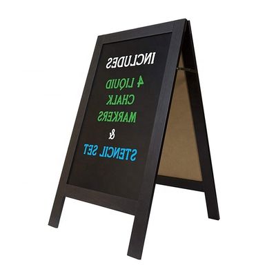 Estand de tablero de tiza de madera sólida resistente al viento hecho de madera de pino con logotipo personalizado