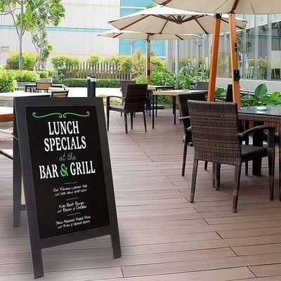 Estand de tablero de tiza de madera sólida resistente al viento hecho de madera de pino con logotipo personalizado