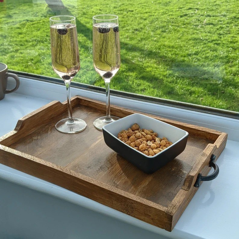 Tablería de servicio de madera grabada a medida estilo rústico para pantalla de mesa de café y portavasos