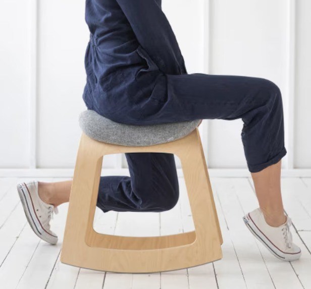 Impresión de la oficina del hogar Ergonomic saddle taburete con construcción moderna de madera