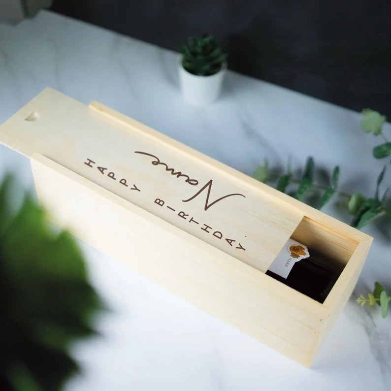 Caja de vino personalizada de madera con diseño grabado con láser e inserciones acrílicas