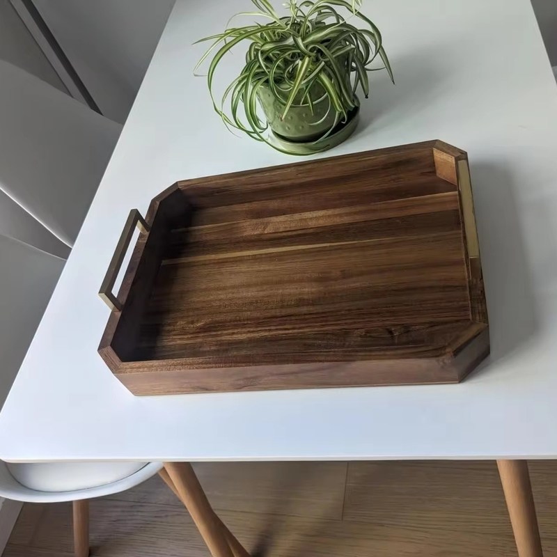 Cocina Restaurante bandeja de madera con mangos de metal pulido de oro nuez
