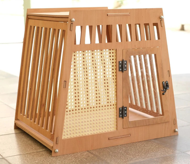 Casa de perros y gatos de madera de color natural en el interior Caja con puerta en blanco