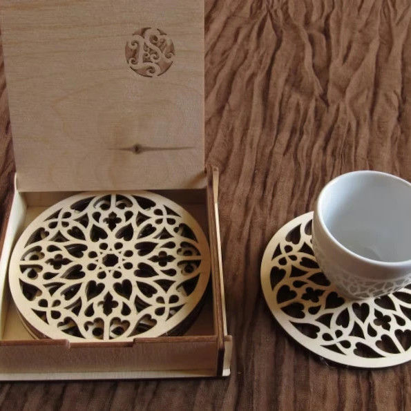 Coasters de rosetas de madera únicas para tazas de café en abedul natural y diseño rústico gótico