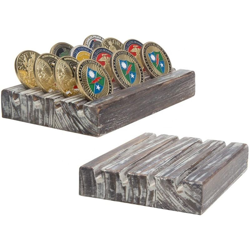 Pintado de color marrón 4 filas de madera quemada Desafío Militar Moneda Display Holder Stand 4x6x1 pulgadas