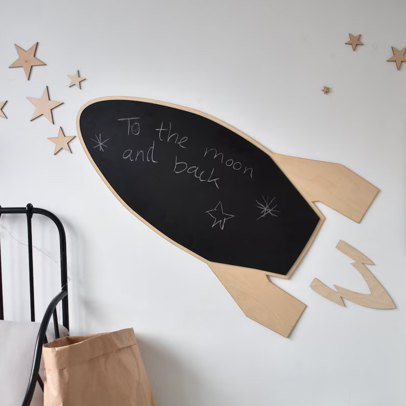 All-Season Toddler Montessori Rocket Tabla de tiza de madera con estrellas en diseño moderno