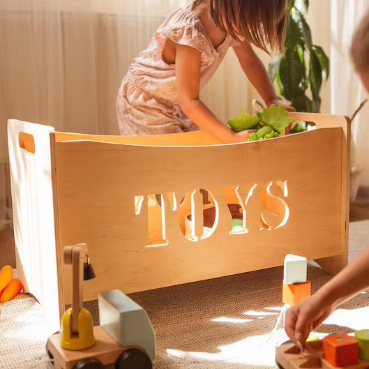 Caja organizadora de juguetes de madera quemada y vidrio para muebles Montessori en el cuarto de juegos de niños pequeños