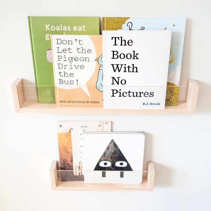 Ahorre espacio y agregue estilo a la guardería de sus hijos con una pared flotante de estantes de libros de acrílico